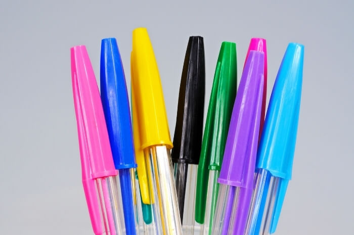 Bút bi nhiều màu sắc